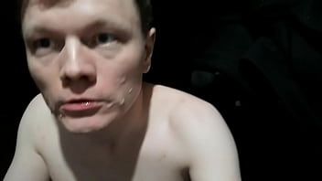Играть Tetatet85 ": вуайерист, пидор" дрочит, ест сперму и трет лицо спермой в общественном туалете