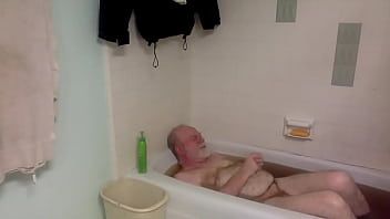 Redare „bearzabub face o baie” dl. filozofii Callen, în timp ce spuneau glume intermitente despre vacanța în luna de miere a lui Paul Bettany și a lui Jenifer Connelly...