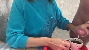 Oynat Üvey anne, üvey oğlunun spermiyle kahve içiyor büyük cumshot tabu fetişi