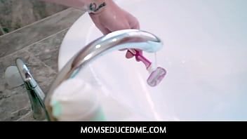 Play Momseducedme - stepson shaving and tasting his busty mature dee williams pussy