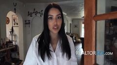 Afspelen Makelaar proeft van het verboden fruit van eenzame vrouw in POV