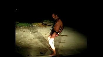 Odtwórz Twarda wystawa cbt w mroźną zimową noc z ciężkim łańcuchem