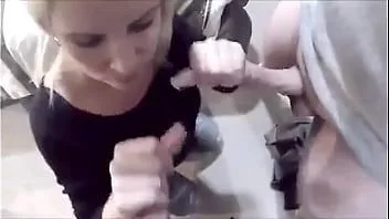 play Blonde Frau lutscht zwei Schwänze_ Mann den Schwanz und seinen Freund