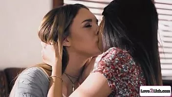 Reproduzir Loira peituda compartilhando gfs asiáticos e latinos