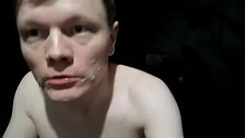 Играть Tetatet85 ": вуайерист, пидор" дрочит, ест сперму и трет лицо спермой в общественном туалете