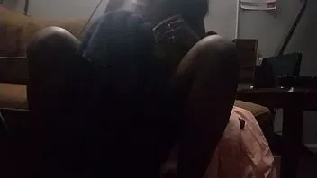 play Josh McCurdy aime cette chatte d'ébène.