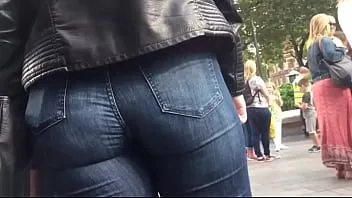 play Lindas garotas em jeans quentes na rua skinny