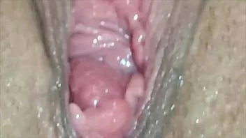 play Masturbieren Sie die nasse Muschi in Nahaufnahme und sehen Sie in mich hinein