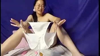 play Chica asiática muestra su gran culo y coño a la cámara