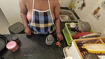 play Mijn meid wordt geil tijdens het afwassen