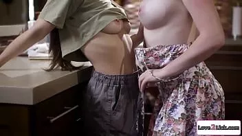 Play Petite plumber is licked by teen client