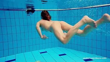Redare Avenna este timidă mai întâi în piscină, dar apoi se excită