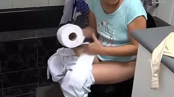 Oynat İlk kez üvey oğlumuzla mastürbasyon yapıyoruz ve güzel horozuyla göğüslerime boşalan