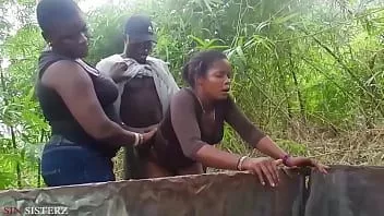 Reproducir Dos hermanastras sin pecado pilladas follando con el hombre hausa desconocido siendo un extraño en la comunidad