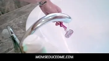 play Momseducedme - 義理の息子が巨乳の成熟したディー・ウィリアムズのマンコを剃って味わう