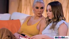 play Kenzie Taylor und Lily Larimar in einer heißen lesbischen Begegnung zwischen Stiefmutter und Stieftochter