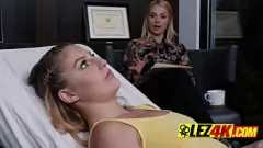 Reproducir Joven rubia se vuelve íntima con su psiquiatra