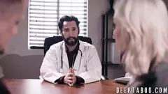 Reproducir La MILF rubia Kenzie Taylor follada por el médico mientras su marido mira