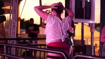 play Blinkende Titten an die Menge! Wet-T-Shirt-Kandidat betrügt, um 100 Dollar zu gewinnen