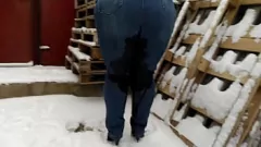 Putar Chubby Milf kencing di depan umum: aksi fetish luar ruangan keriting
