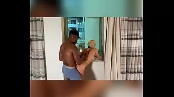 play نقدم للناس في بهو الفندق عرضًا