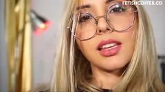 播放 FetishCenter 选角中的 Sussy Love：金发哥伦比亚美女用假阳具和棒棒糖玩弄