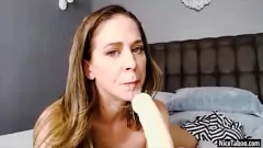 Abspielen Schauen Sie zu, wie die heiße Teenagerin Jane Wilde sich einer leidenschaftlichen Solo-Session hingibt, während die reife Cherie De Ville voller Verlangen zusieht.