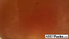 تشغيل أبيجيل ماك، نجمة الأفلام الإباحية سمراء المذهلة، تحلق كسها وتظهر بزازها الكبيرة ومؤخرتها في فيديو الاستمناء المنفرد الساخن هذا