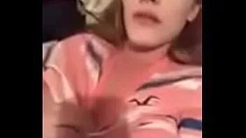 Reproduzir Menina mostra sua buceta e peitos minúsculos em um ameporn